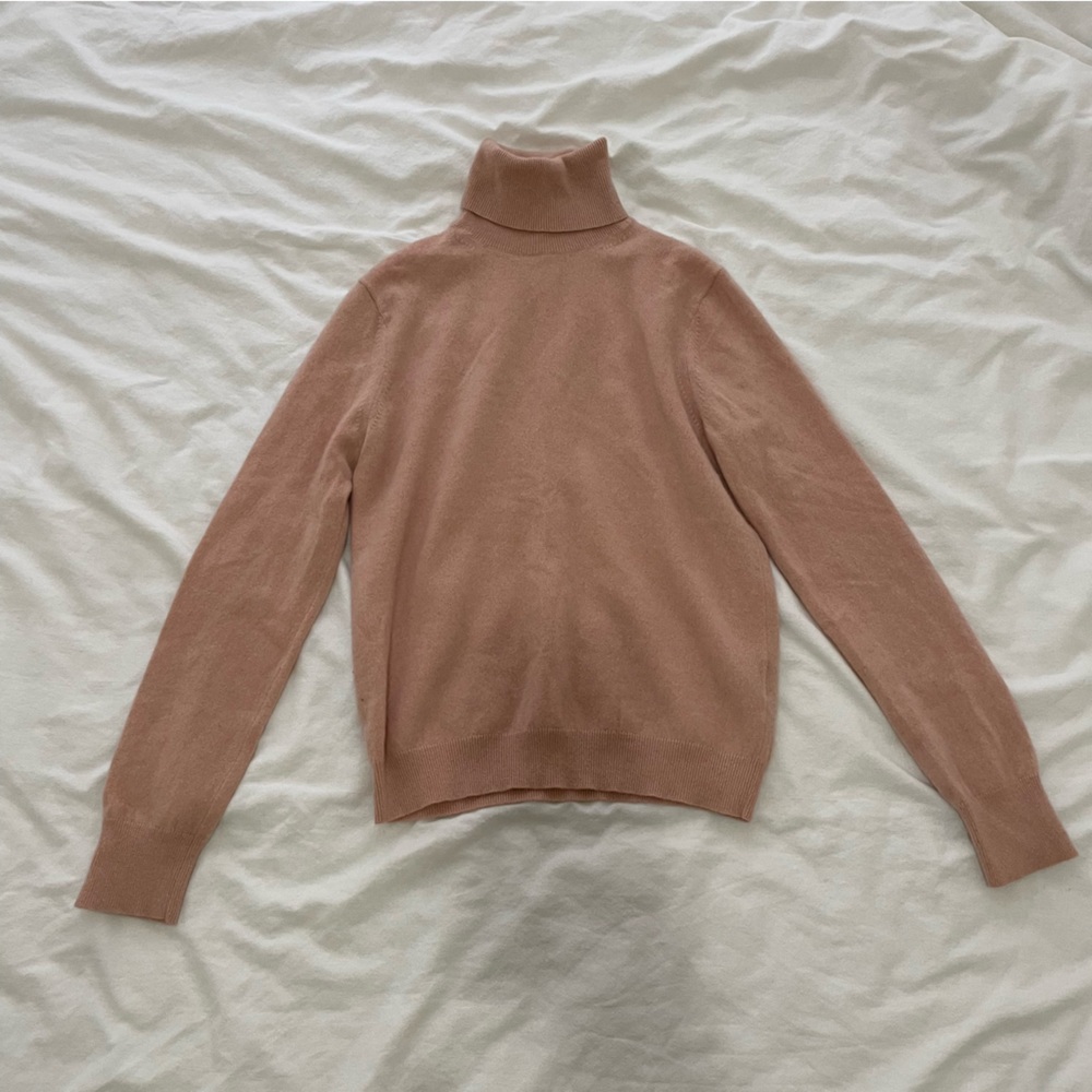 Uniqlo dusty pink cashmere turtleneck sweater